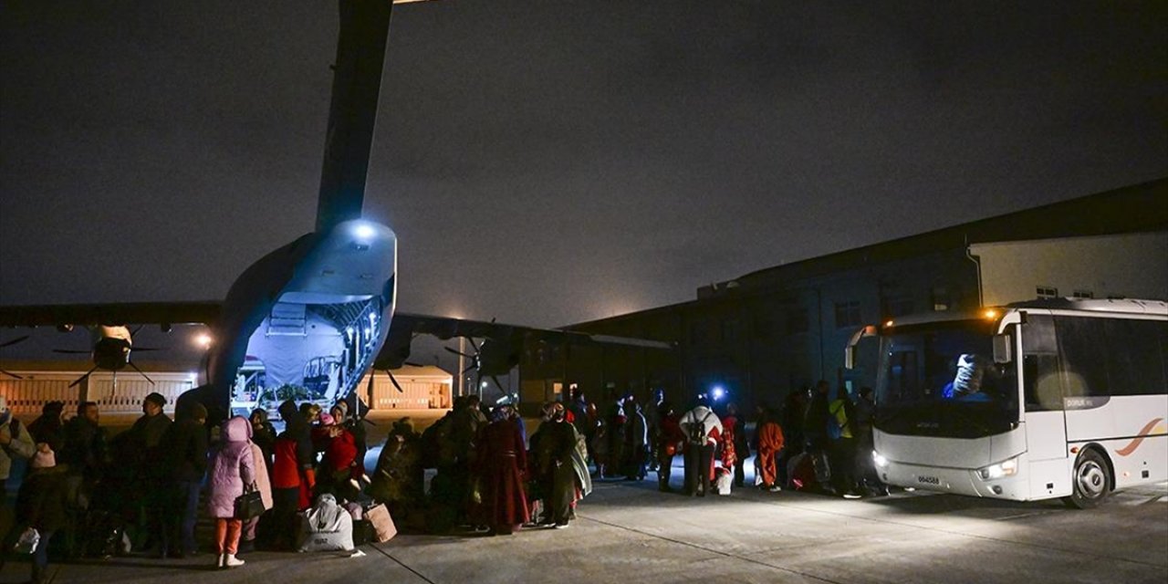 Tahliye talebinde bulunan 210 depremzede TSK’nın kargo uçağıyla İstanbul’a getirildi