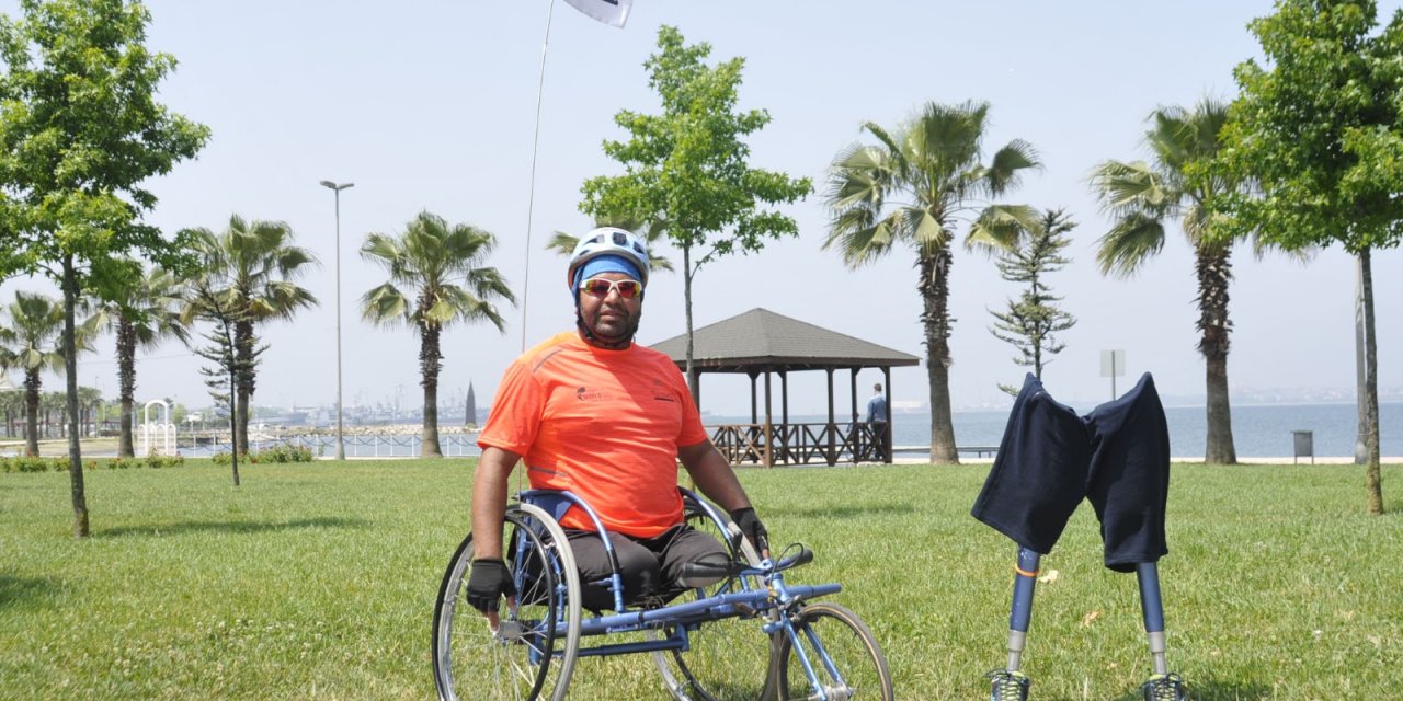 17 Ağustos'ta iki bacağını kaybetti, depremzedelere destek için Hatay'a gitti