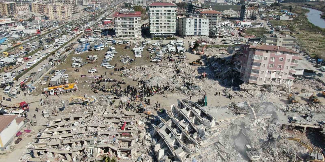 Yerle bir olan Hatay’da arama kurtarma çalışmaları havadan görüntülendi