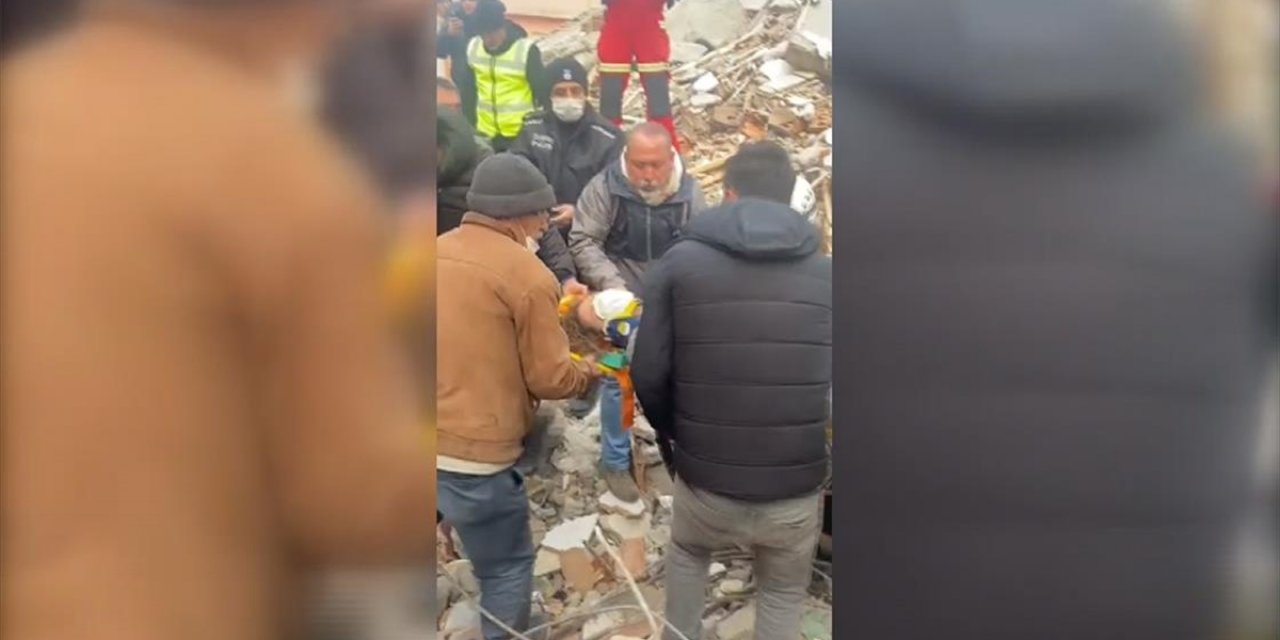 Adıyaman'da bir kadın ile çocuk depremden 102 saat sonra enkazdan kurtarıldı