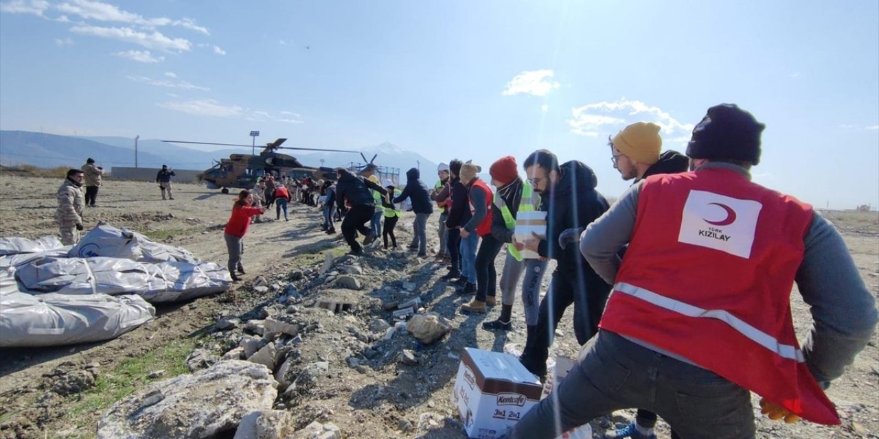 Türk Kızılay gönülleri deprem bölgesinde