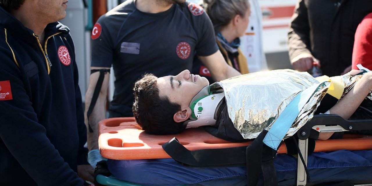 Depremin 128. saatinde enkazdan çıkarılan Arda'ya afet gönüllülerinden Beşiktaş forması sözü