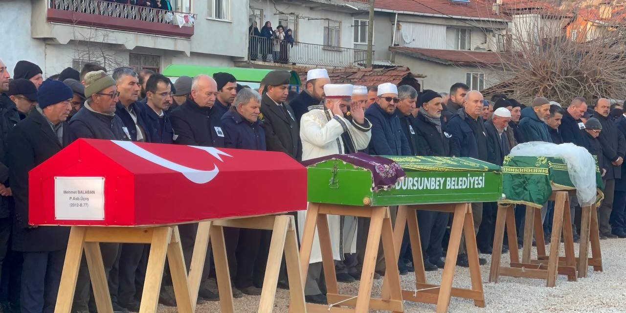 Depremde hayatını kaybeden astsubay ve ailesi toprağa verildi