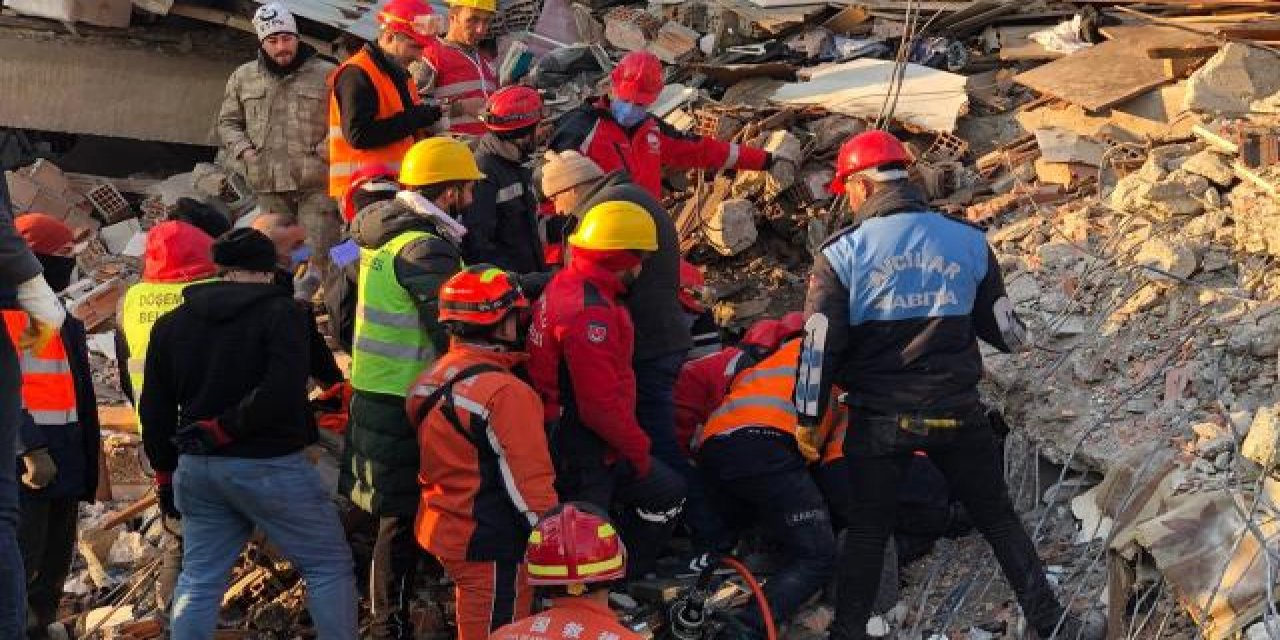 Hatay'da enkaz altında kalan bir kişi 136 saat sonra kurtarıldı