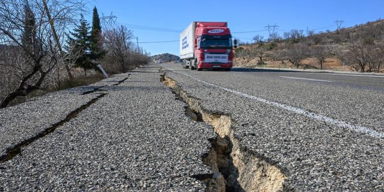 Deprem bölgesindeki yollar onarılıyor