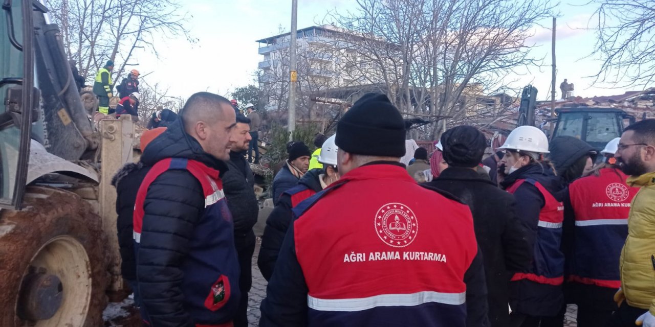 5 bin kişilik MEB ekibi, can kurtarmak için aralıksız çalışıyor