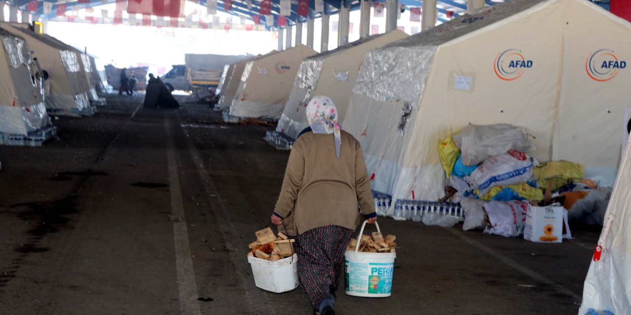 Göksun'da 285 depremzede pazaryerine kurulan çadırkente yerleştirildi