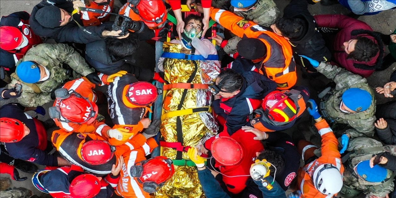 Hatay'da depremden 177 saat sonra bir kadın enkazdan sağ çıkarıldı