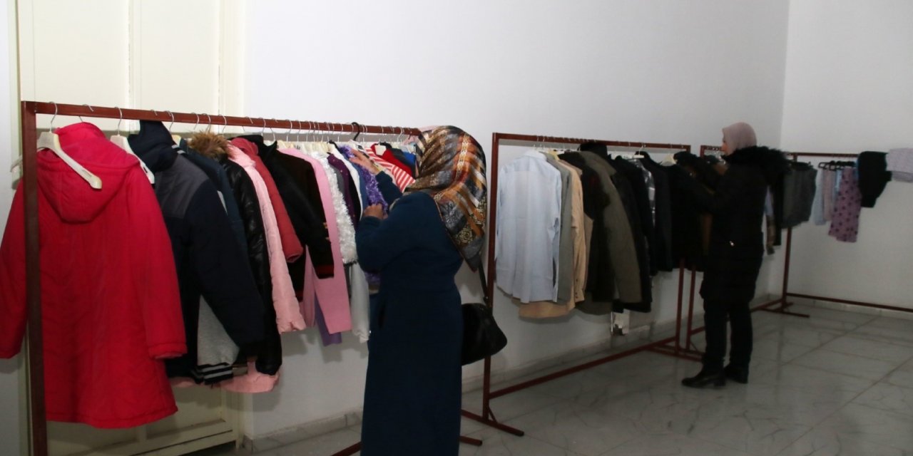 Konya Akşehir'de depremzedeler için ücretsiz giyim mağazası açıldı