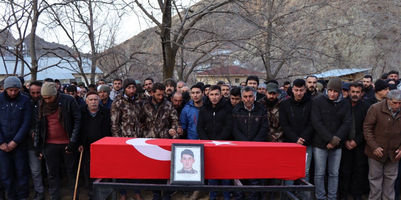 Depremde göçük altında kalan polis memuru toprağa verildi