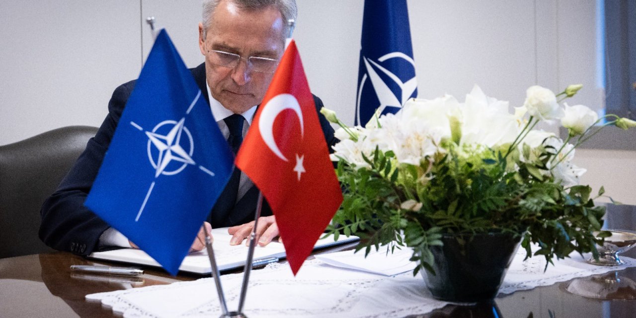 Stoltenberg, NATO’daki Türkiye Temsilciliği’nde taziye defterini imzaladı