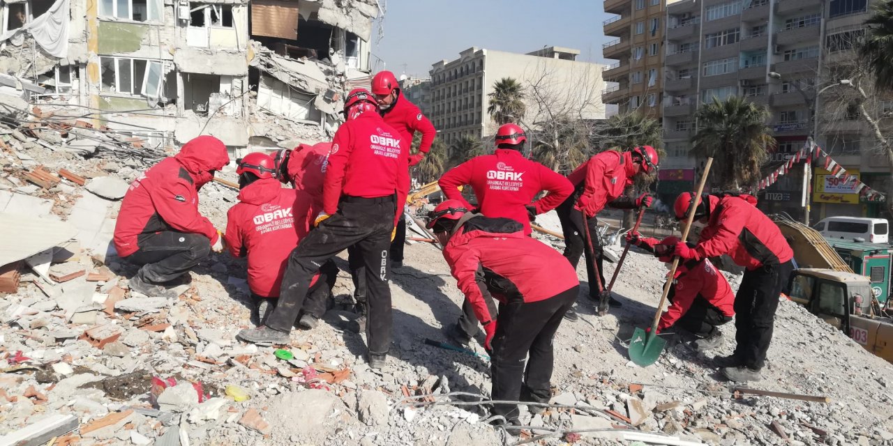 Enkazda bulunan 500 bin TL'lik altın ve döviz sahibine teslim edildi