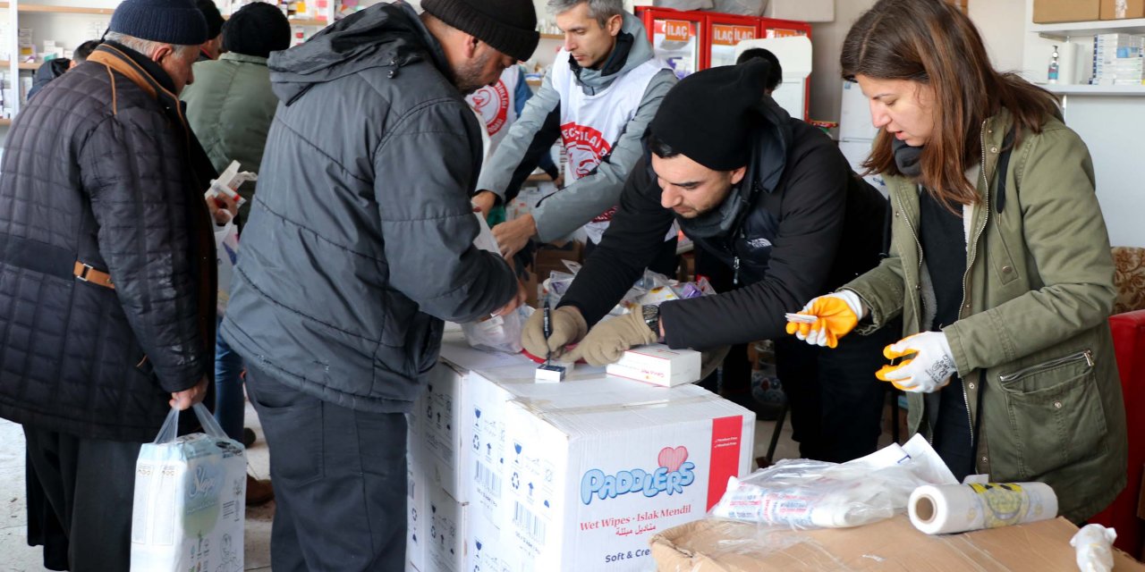 Gönüllü eczacılar, Elbistan'da ilaçları depremzedelere ücretsiz veriyor