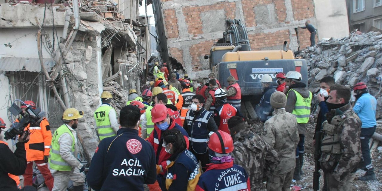 Hatay’da anne ve iki çocuğunun çıkarıldığı enkazdan, iki ses daha duyuldu