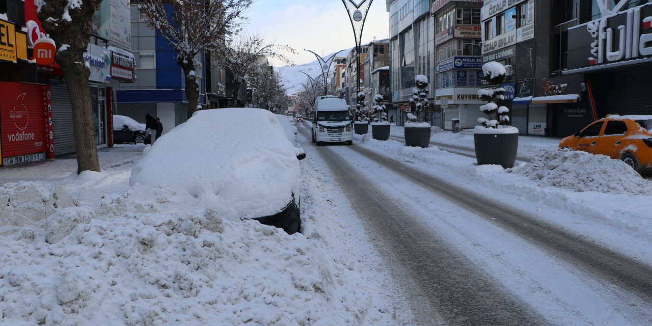Van'da kar yağışı etkili oldu! 67 yerleşim yerine ulaşım yok