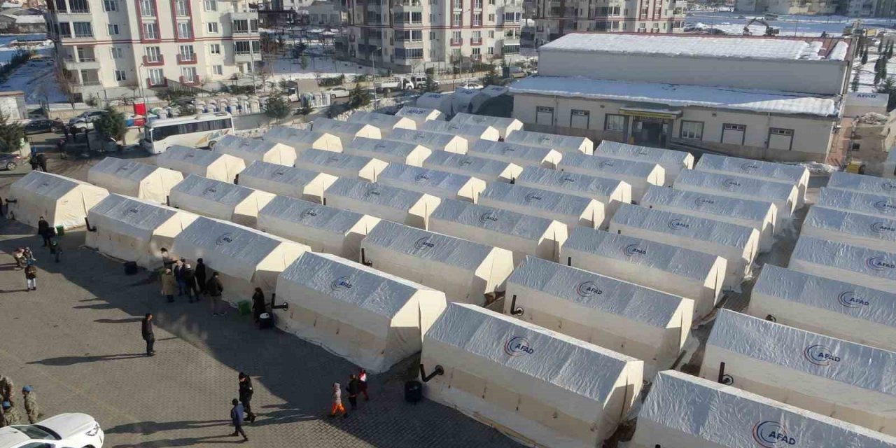 Malatya’da depremzedeler çadır kentte hayata tutunuyor