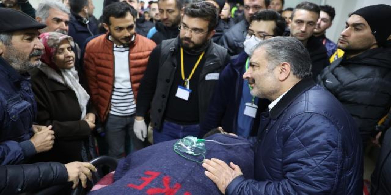 Bakan Koca, 261. saatte enkazdan çıkarılan depremzedeleri ziyaret etti