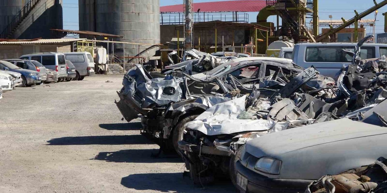 Depremde zarar gören binlerce araç otoparklarda