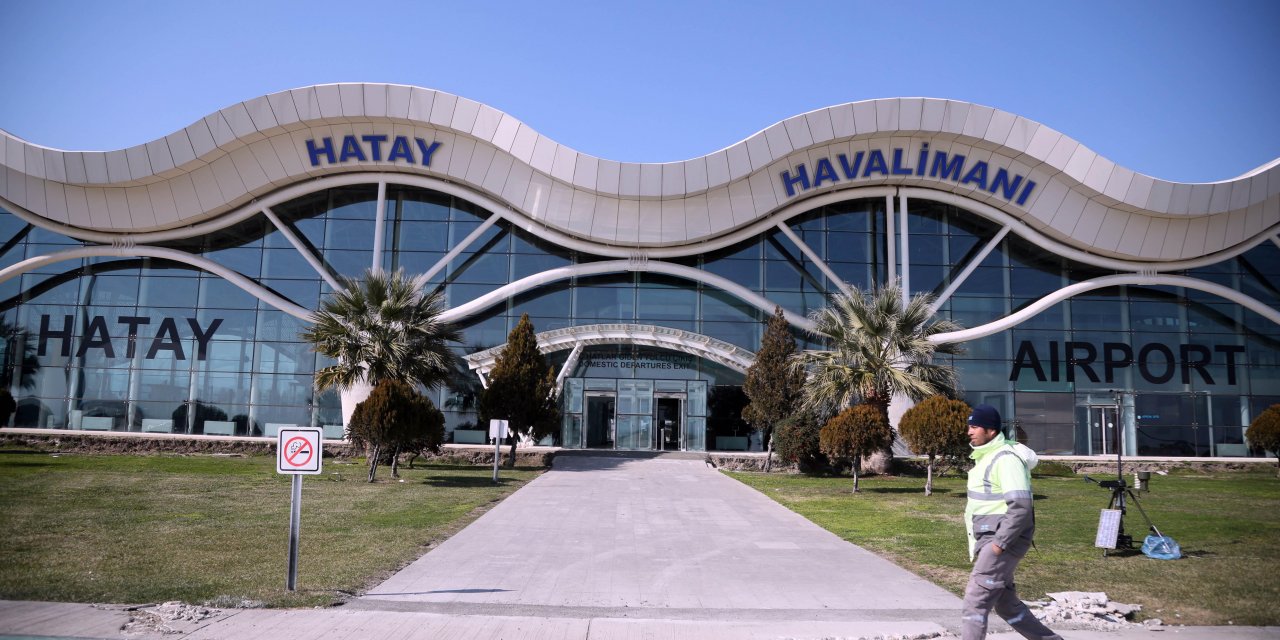 Hatay Havalimanı'nın bahçesi ve çevresinde zemin çökmesi oluşmuş