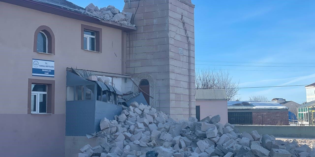 Depremde hasar oluşan Kangal Zafer camisinin minaresi kontrollü olarak yıkıldı