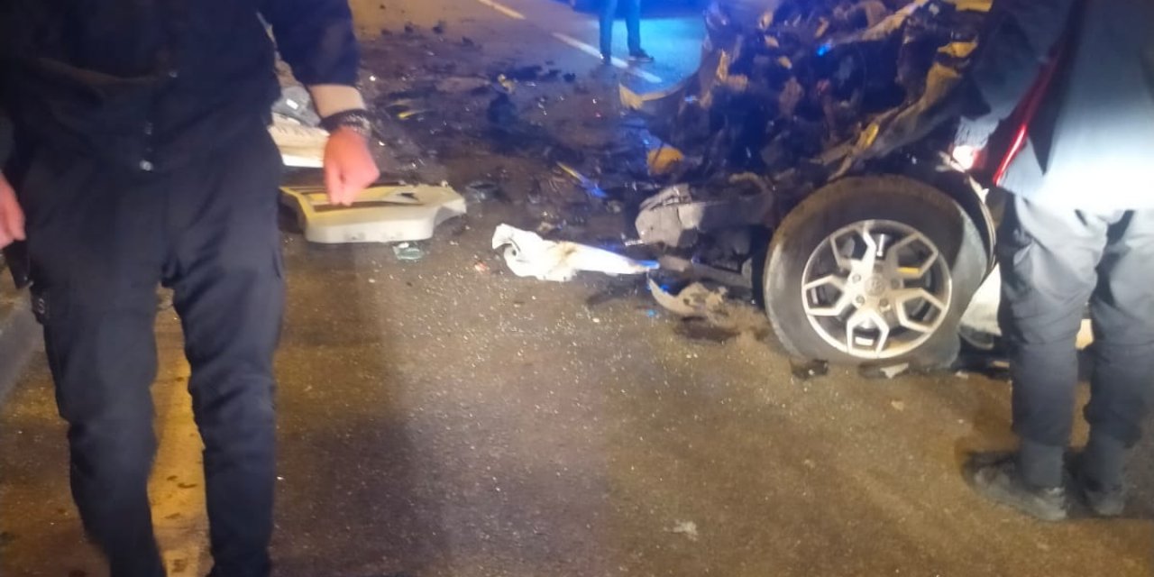 Kamyona çarpan minibüsün sürücüsü hastanede yaşamını yitirdi