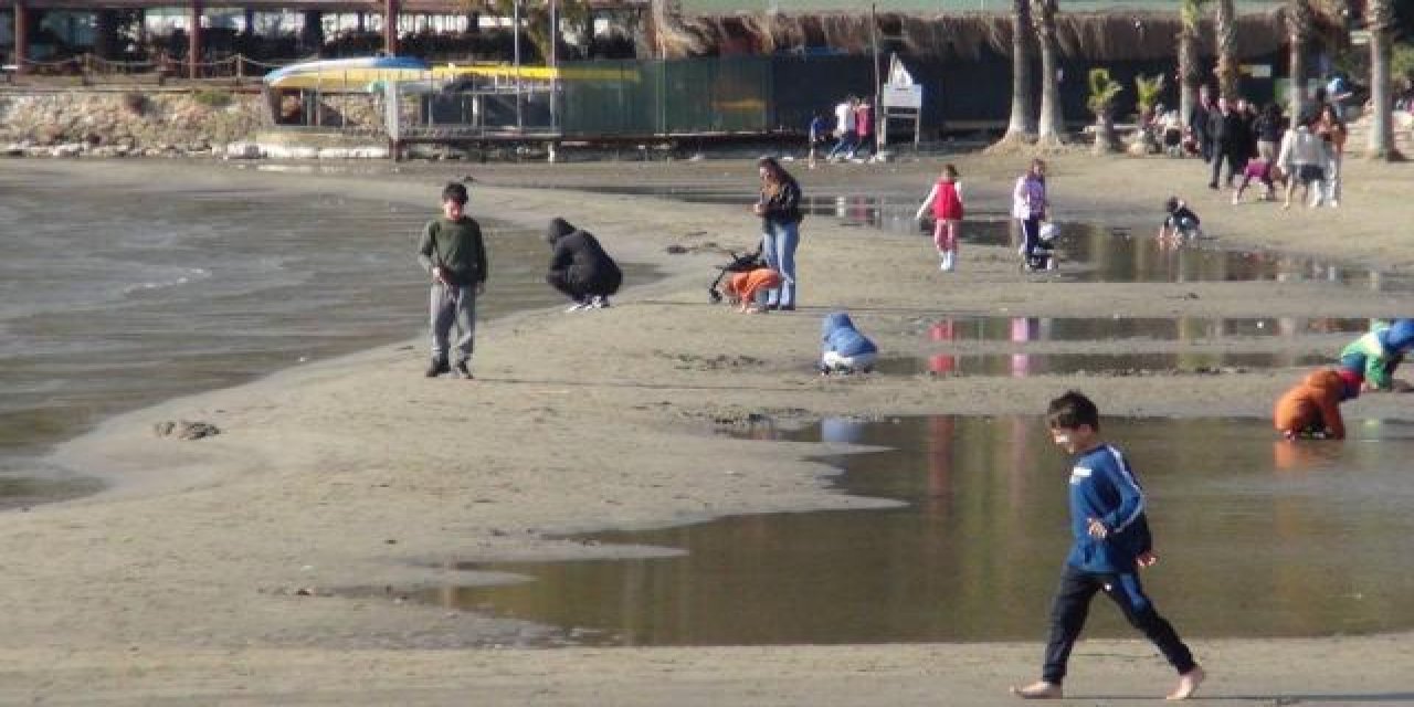 Akyaka sahilinde deniz suyu 50 metre çekildi