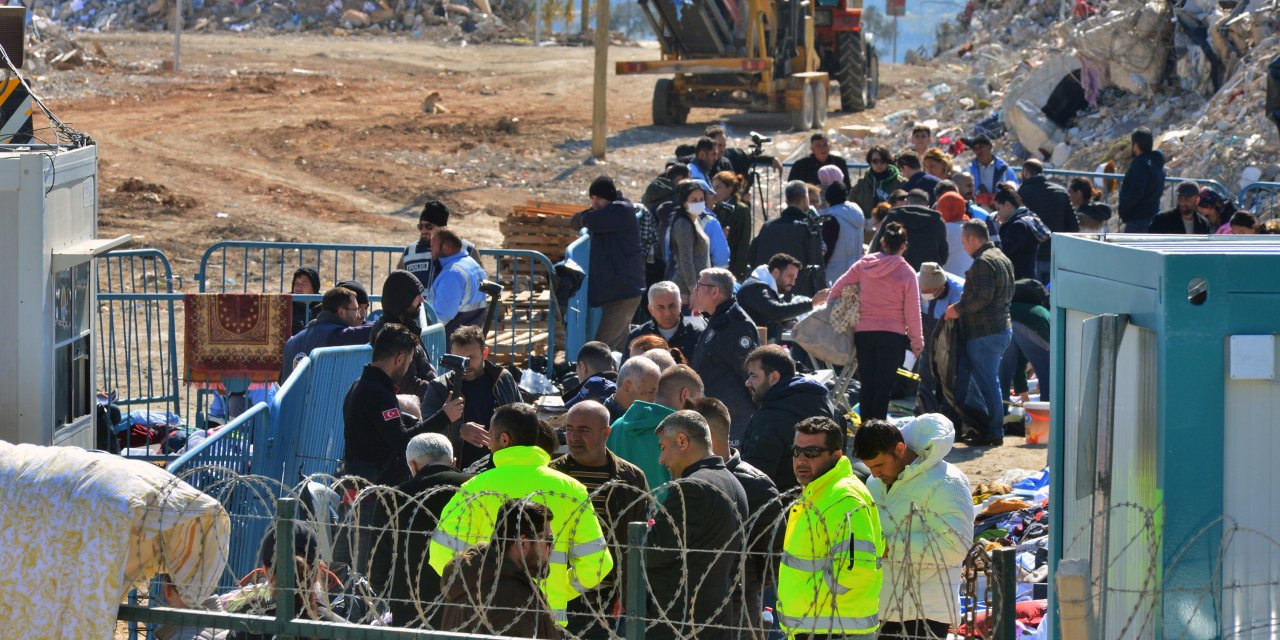 Depremde ailesini kaybetti, moloz yığınında gözyaşlarıyla anılarını arıyor