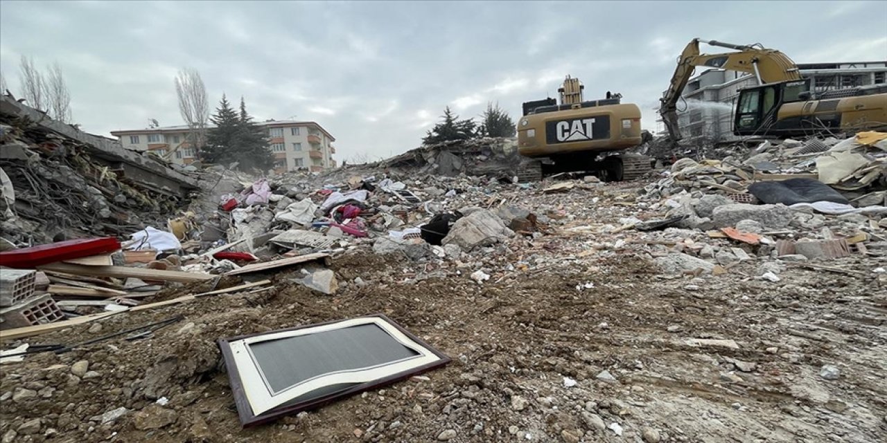 Malatya'da enkaz kaldırma çalışmaları başladı