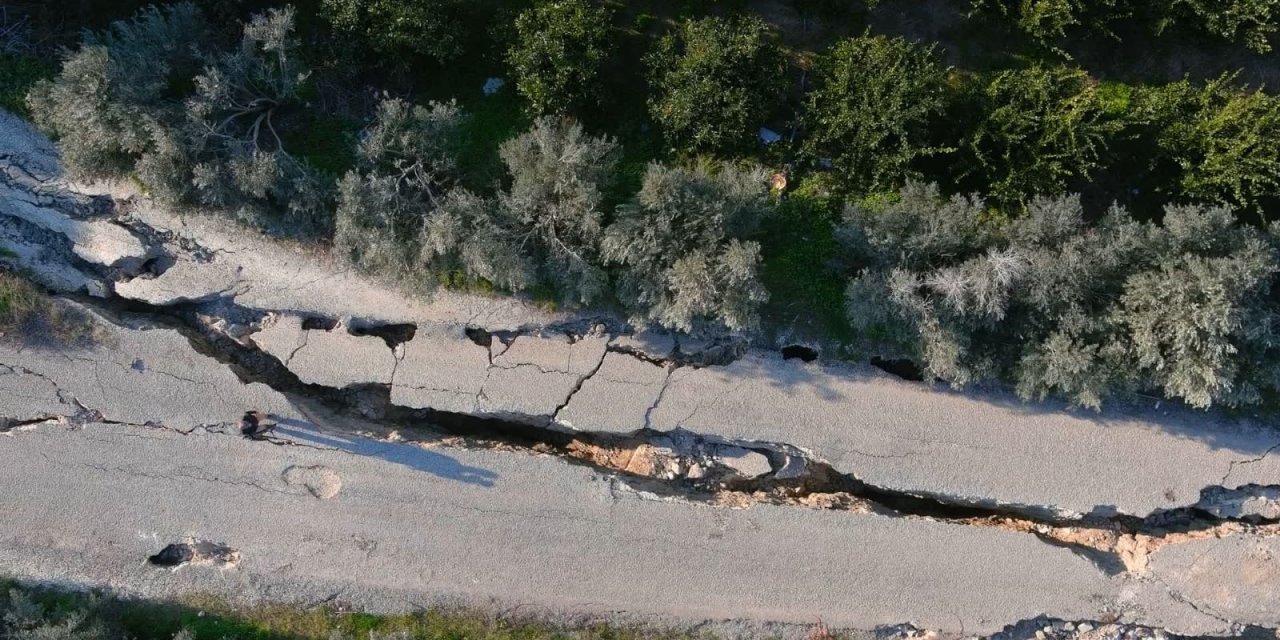 Yarıkların oluştuğu 3 kilometrelik yol çöktü