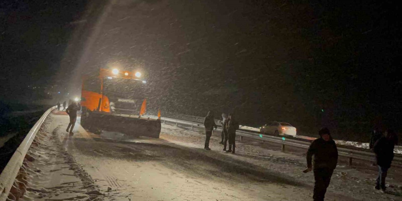 Ardahan’da kar yağışı nedeniyle kayan tır yolu kapattı