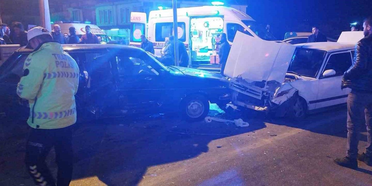 Fethiye’de iki otomobilin çarpıştığı kazada 10 kişi yaralandı