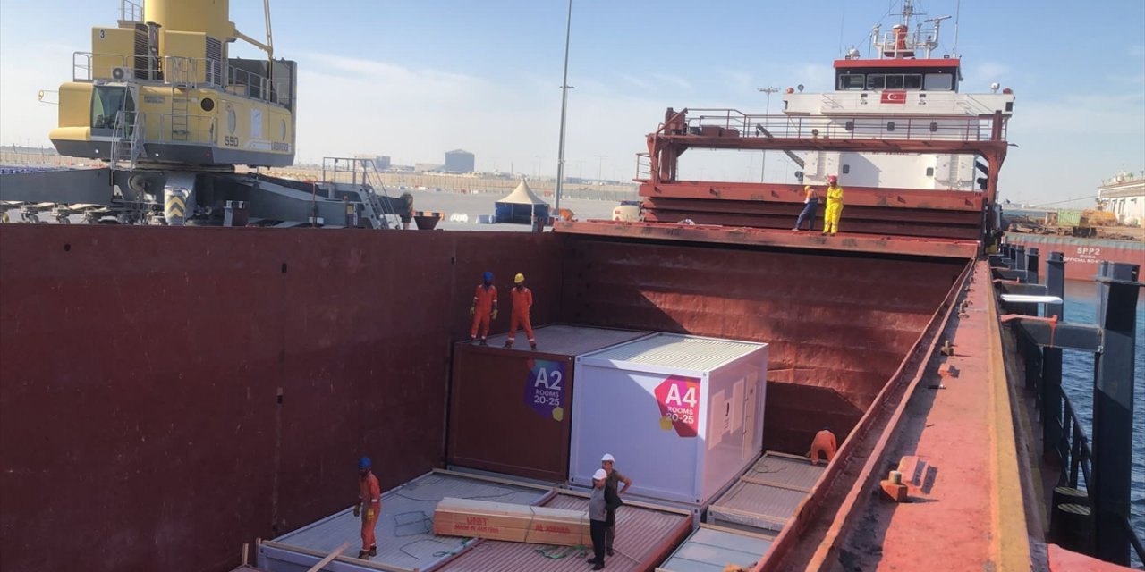 Katar, depremzedeler için konteyner ev göndermeye devam ediyor