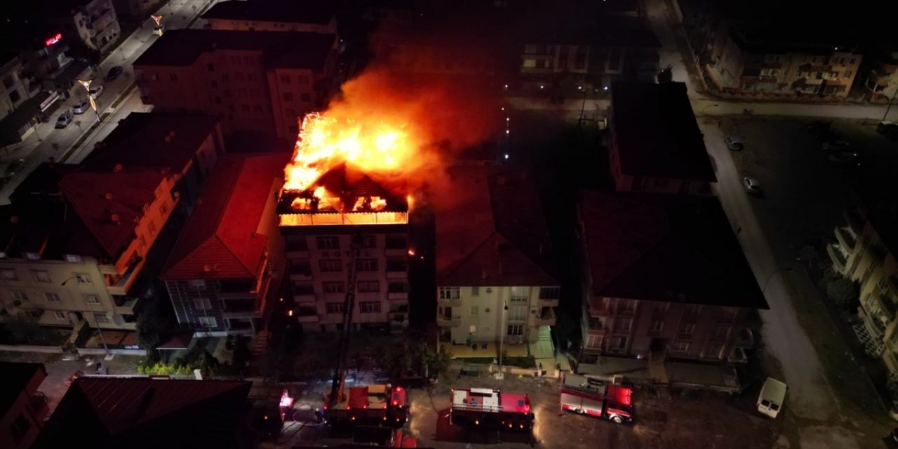 Sakarya'da otelin çatı katında çıkan yangın