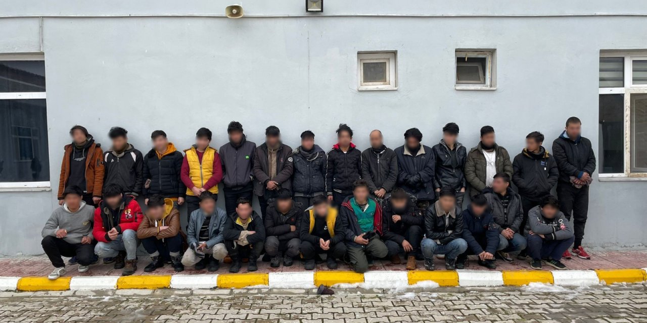 Yüzlerce kaçak göçmen ile 6 organizatör yakalandı