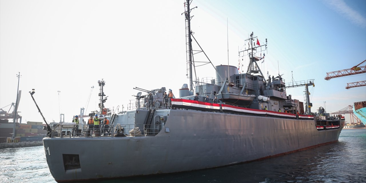 Mısır'ın askeri gemisi depremzedelere 650 tonluk yardım taşıdı