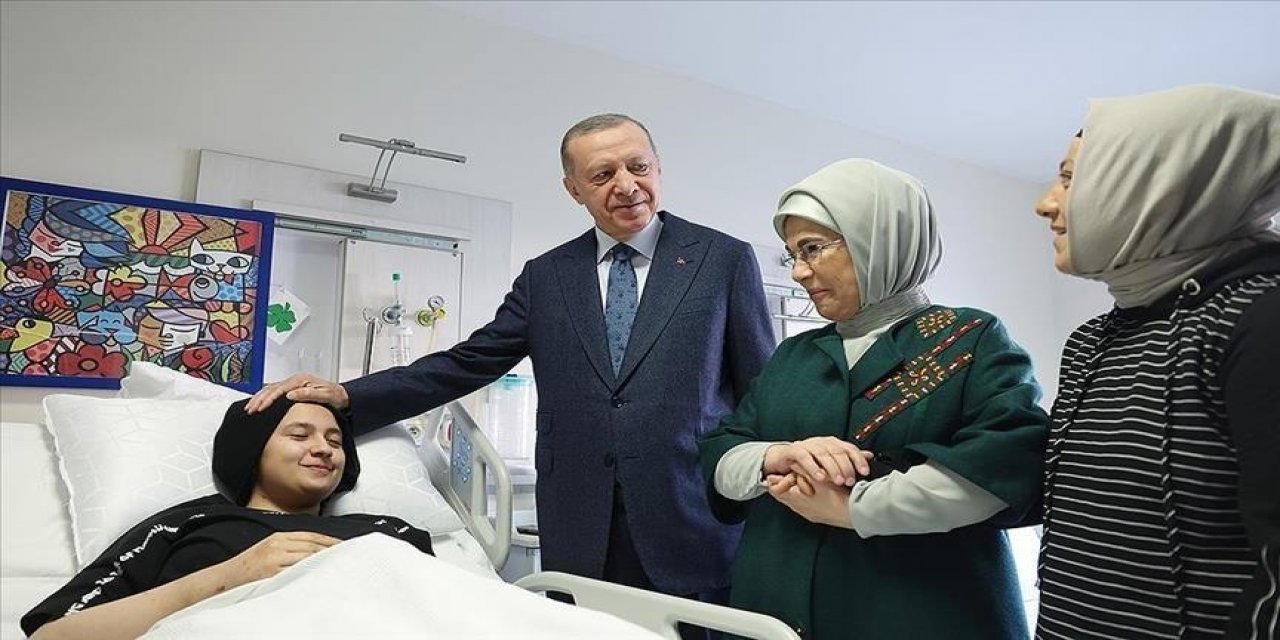 Erdogan rend visite aux victimes des séismes soignés dans un hôpital à Ankara