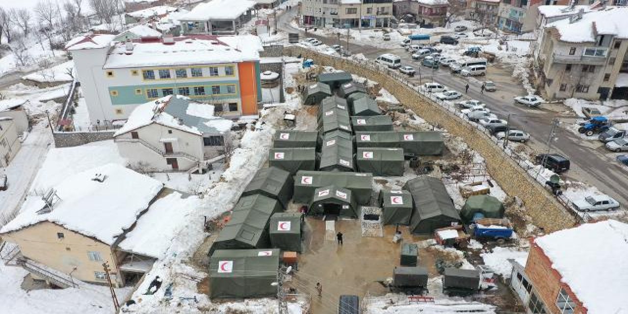 Deprem bölgelerinde 19 ülke 22 sahra hastanesi kurdu