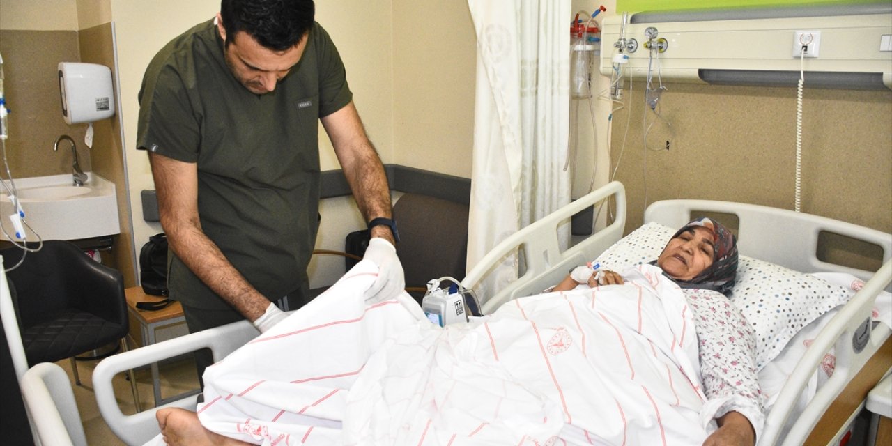 Enkazda bacağı ezilen depremzede, Konya'da hiperbarik tedavisi görüyor