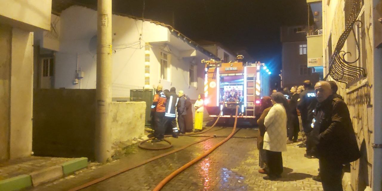 İki bina arasında korkutan yangın