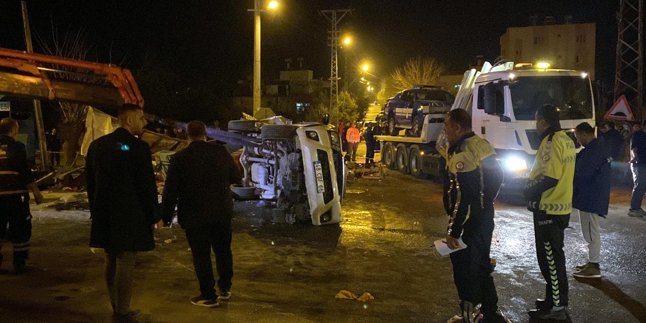 Kaza yapan iki kamyonet savrularak askeri araca çarptı; 2 ölü, 4 yaralı