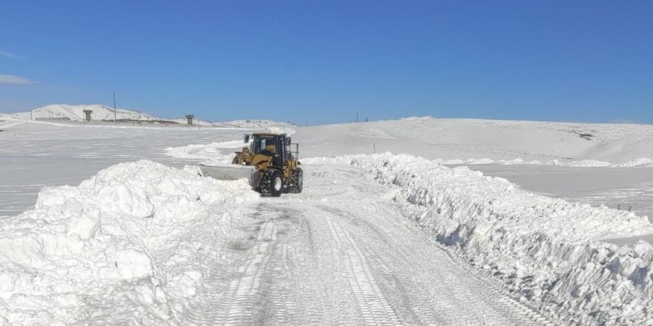 Van'da askeri üs bölgesinin kardan kapanan yolu açıldı