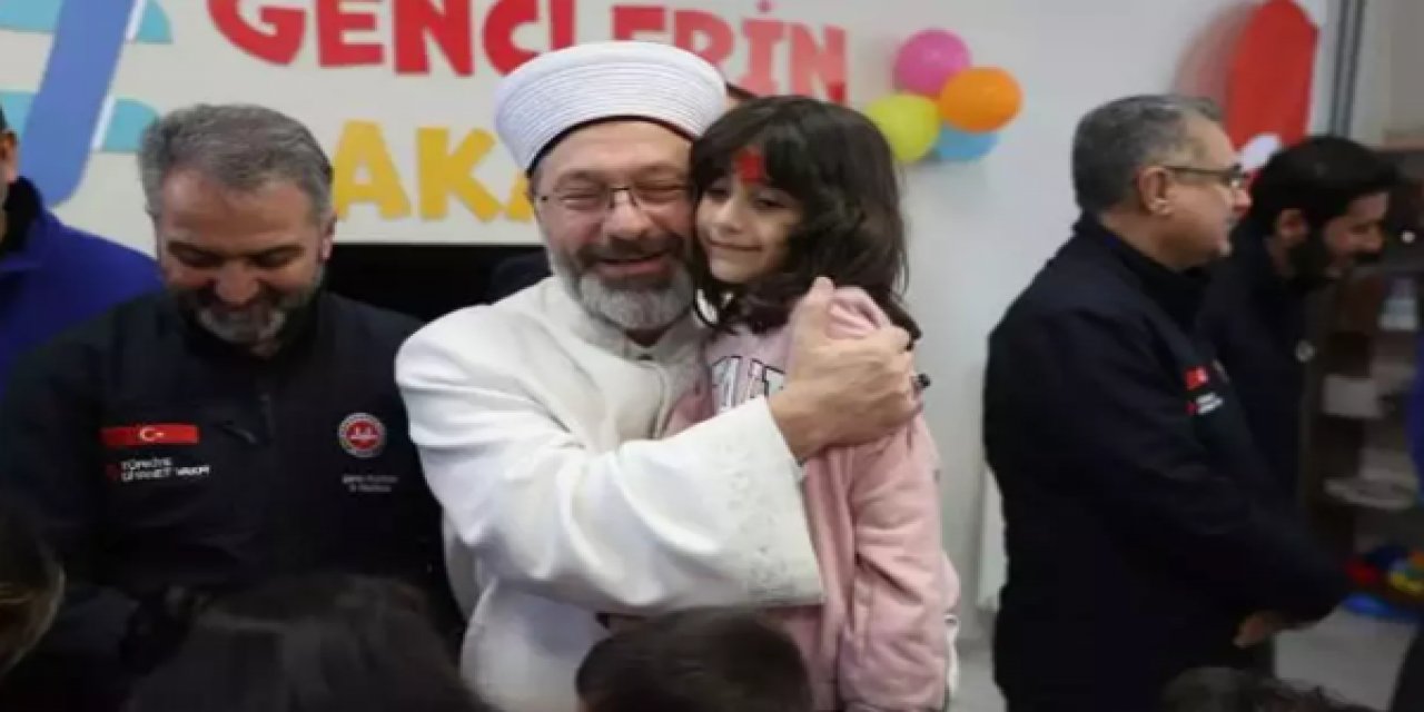 Ali Erbaş, Malatya'da depremzedeleri ziyaret etti