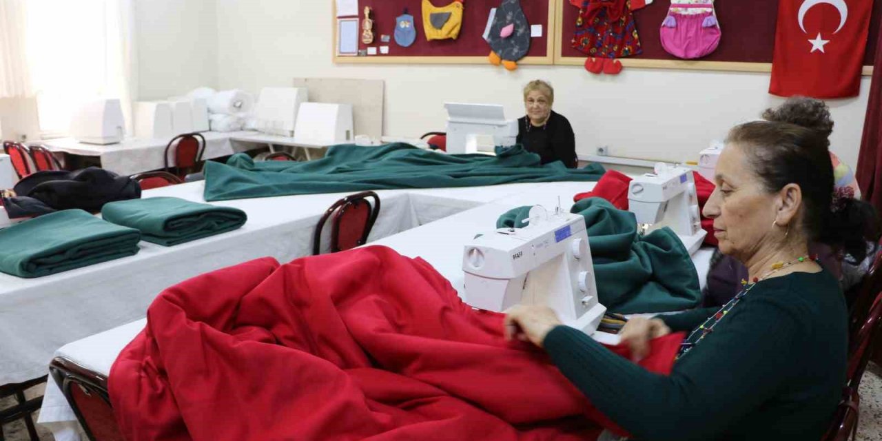 Karabük'te kursiyerler depremzedeler için tulum ve battaniye dikiyor