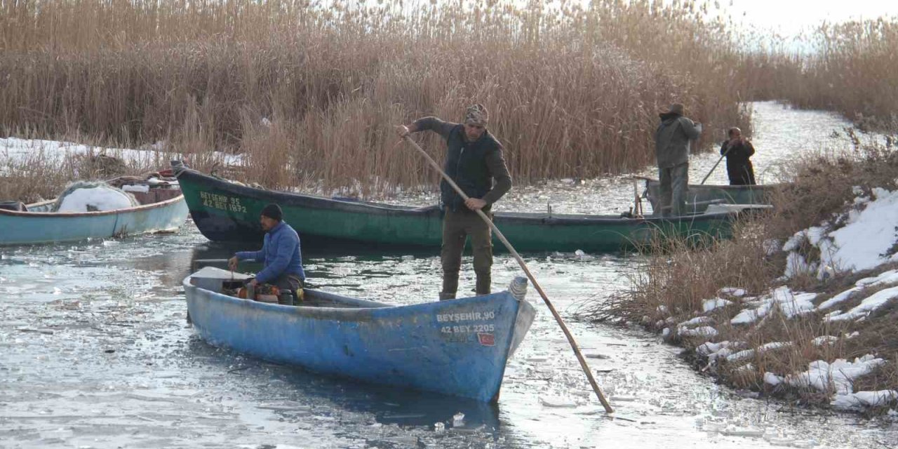 Konya’da balıkçılar ağlarını depremzede aileler için Beyşehir Gölü’ne bıraktı