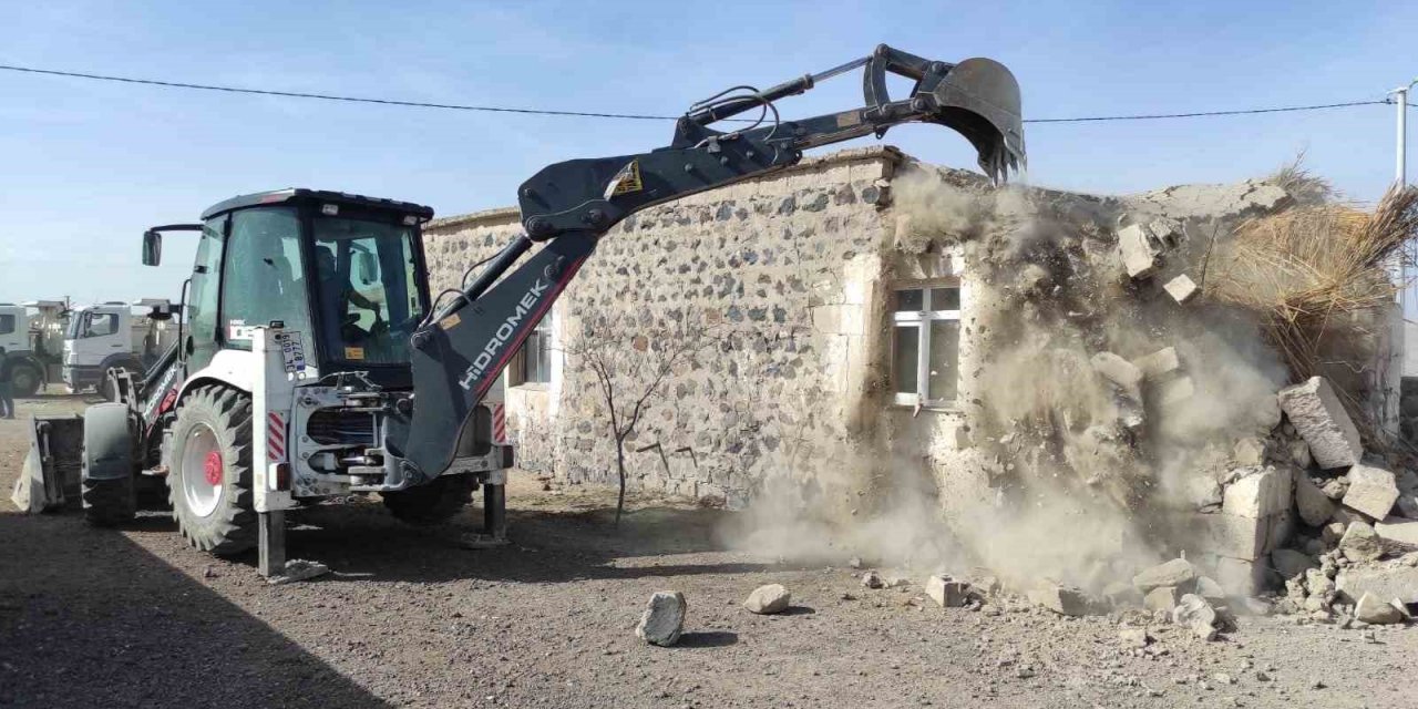 Konya'da depremde hasar gören ev belediye tarafından yıkılıp yeniden yapılacak