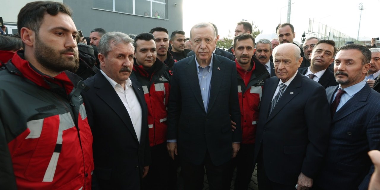 Cumhurbaşkanı Erdoğan, Alperen Ocakları arama- kurtarma ekibiyle görüştü