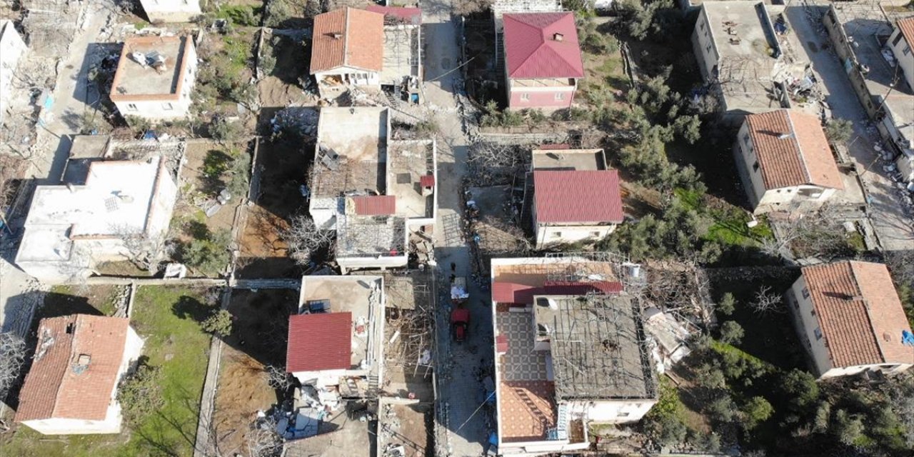 Depremle birlikte bazı evler 2 metre kaydı