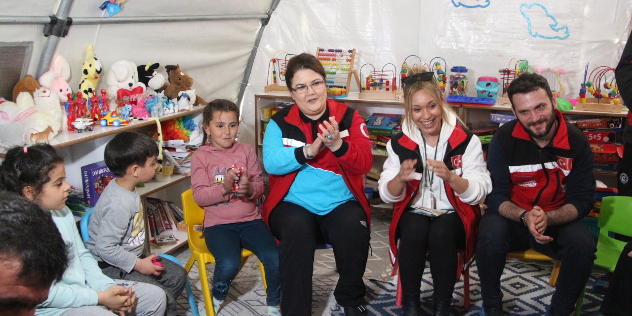 Aile ve Sosyal Hizmetler Bakanı Derya Yanık, depremzede çocuklarla oyun hamuru oynadı
