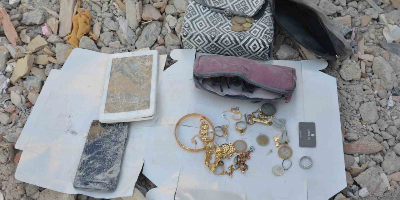 Kahramanmaraş'ta deprem sonrası enkazdan çıkan ziynet eşyaları, ölenlerin yakınlarına teslim edildi