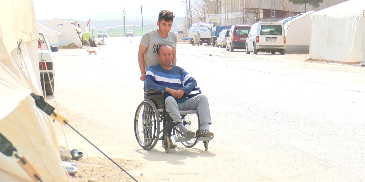Depremde engelli babasını böyle çıkardı